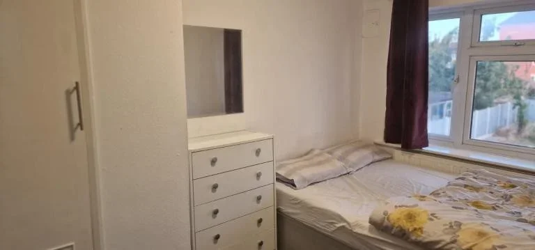 Room Ivyhouse Road in Greater London