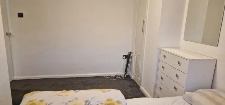 Room Ivyhouse Road in Greater London