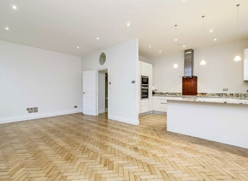 Flat Sutton Court Road in Greater London