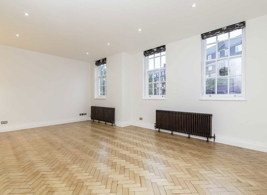 Flat Sutton Court Road in Greater London