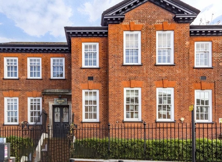 Flat Sutton Court Road in Greater London