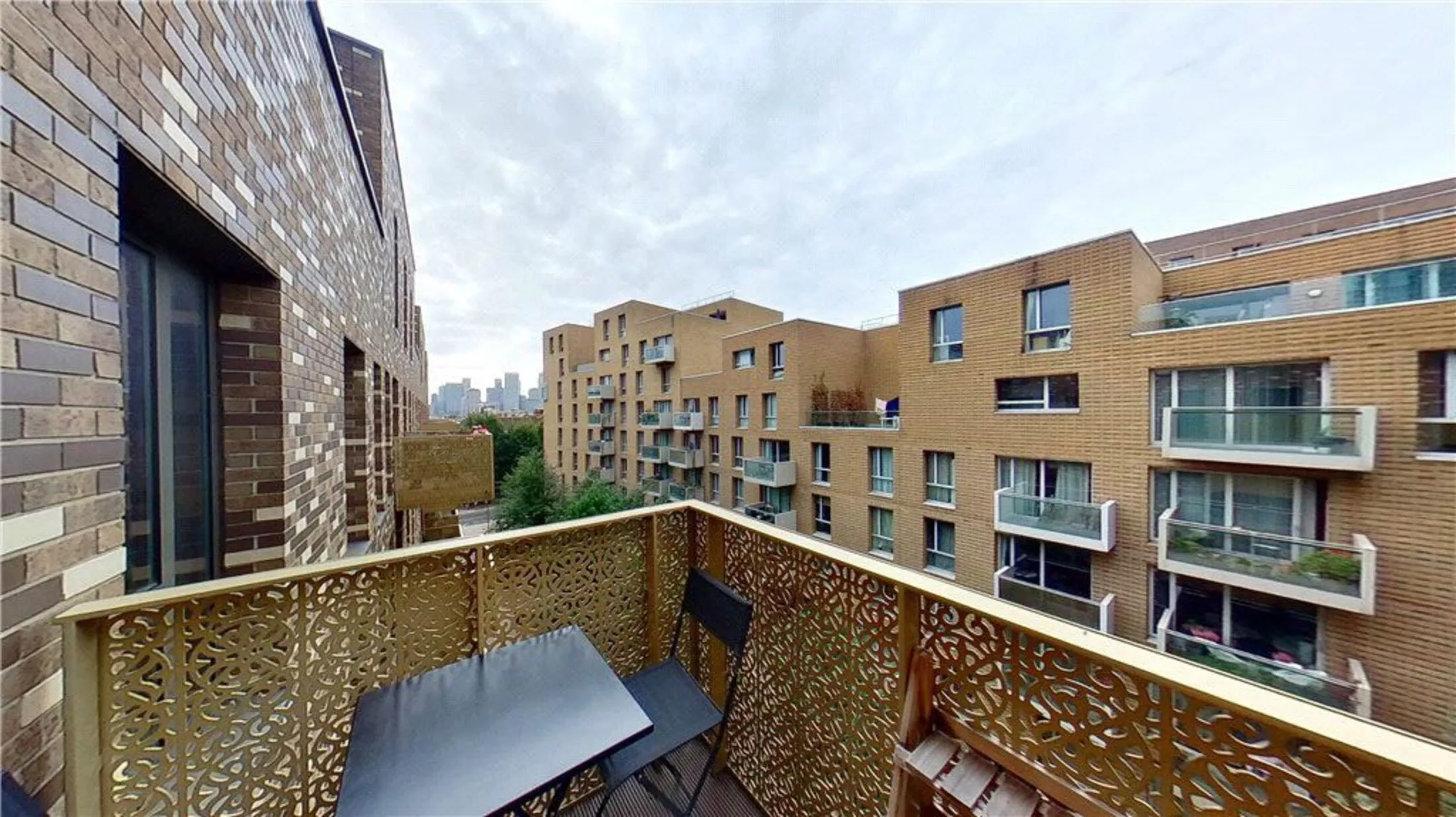 Flat Grant Square in Greater London