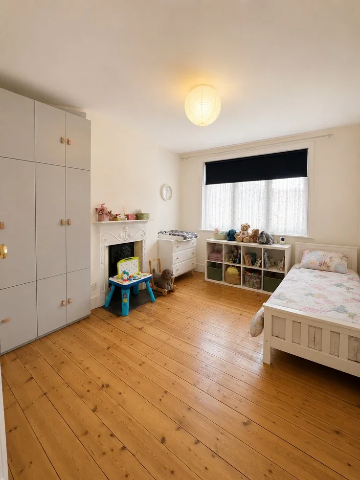 House Airedale Avenue in Greater London
