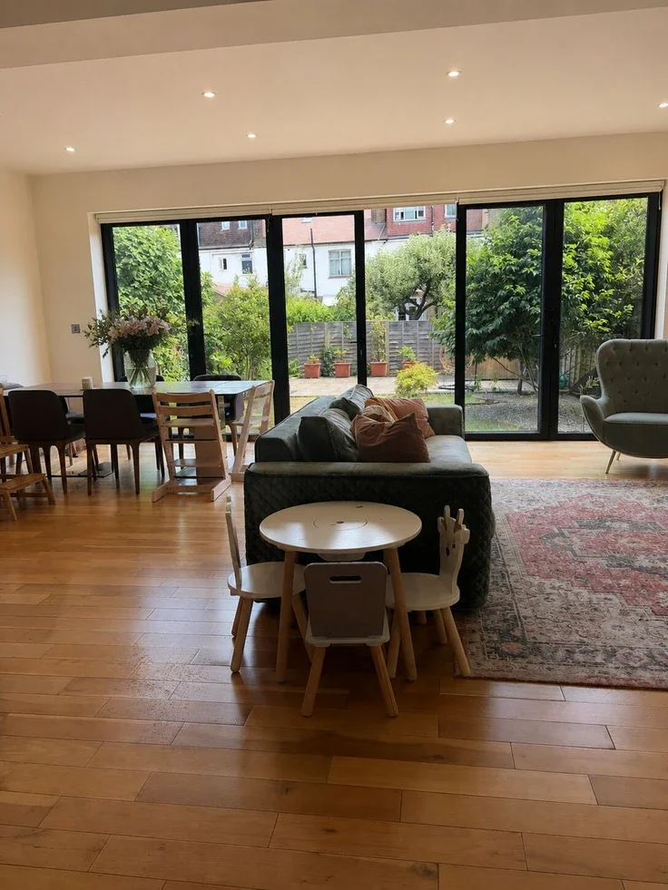 House Airedale Avenue in Greater London