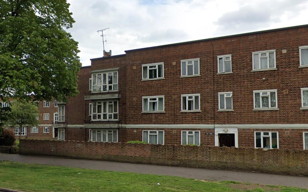 Flat Longbridge Road in Greater London