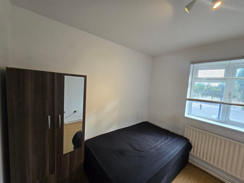 Room Central Parade in Greater London