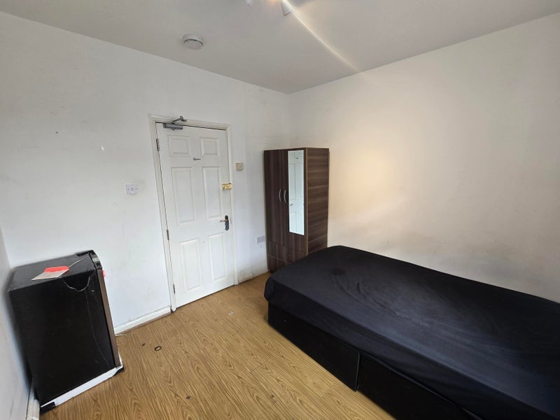 Room Central Parade in Greater London