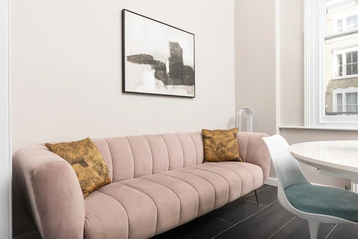 Flat Kempsford Gardens in Greater London