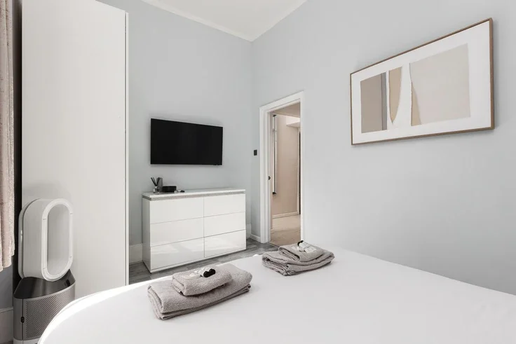 Flat Kempsford Gardens in Greater London
