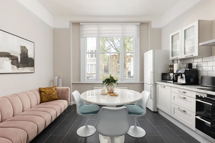 Flat Kempsford Gardens in Greater London