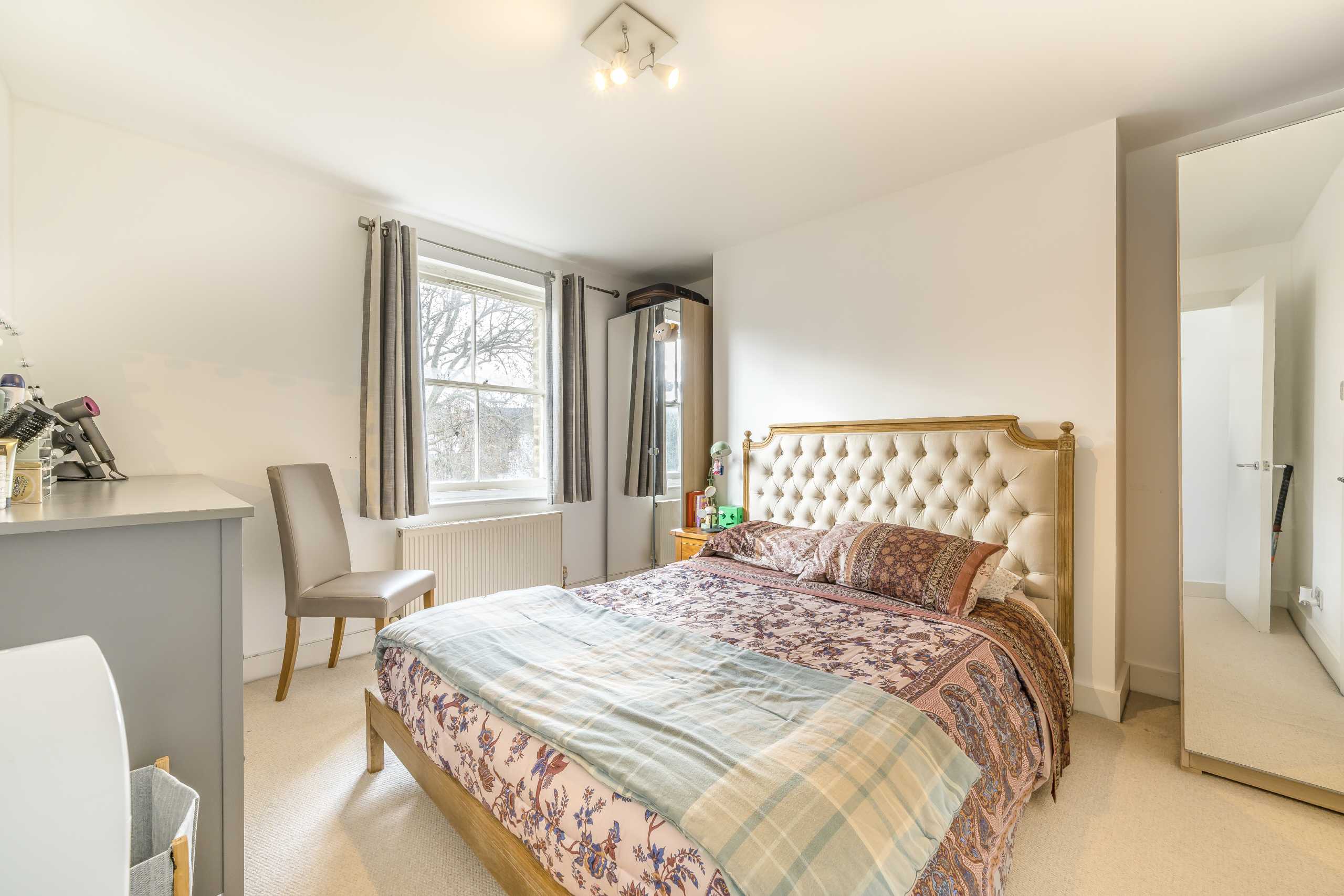 Flat Harwood Road in Greater London