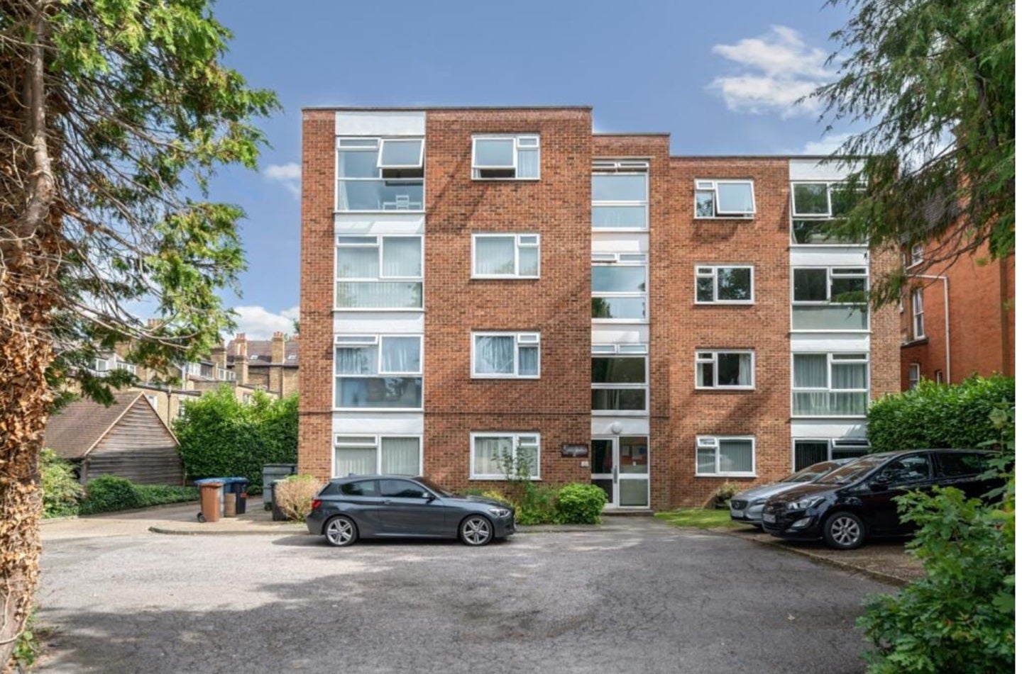 Flat Deepdene Court in Greater London