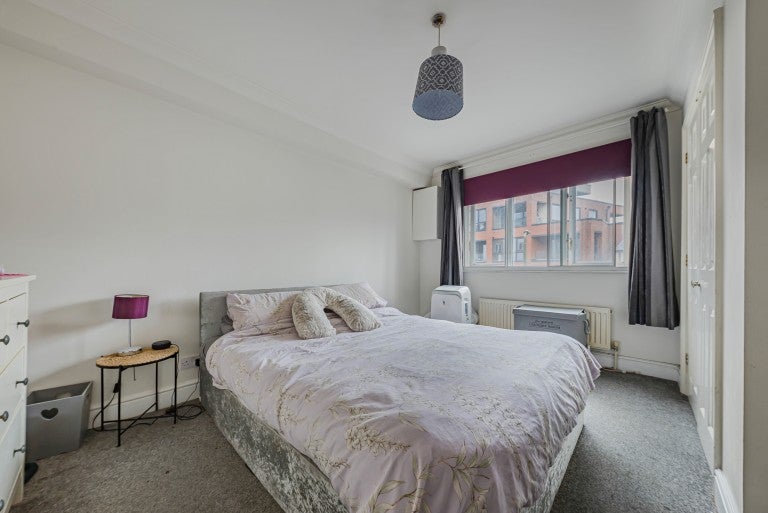 Flat Homesdale Road in Greater London
