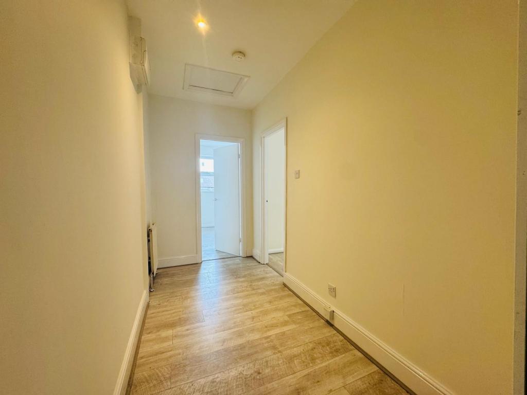 Flat Snakes Lane East in London
