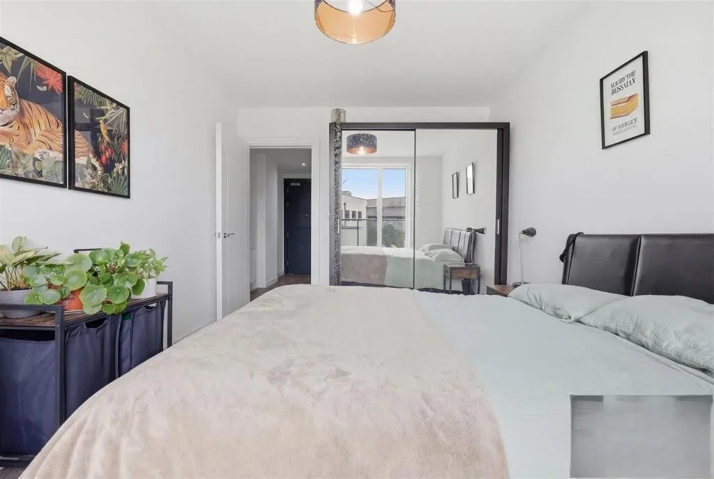 Room Park View Road in Greater London