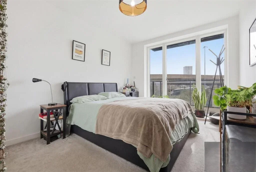 Room Park View Road in Greater London
