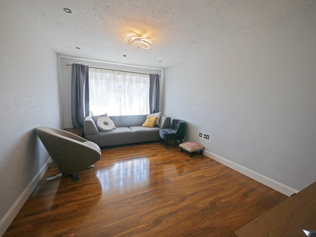 Flat Botwell Common Road in Greater London