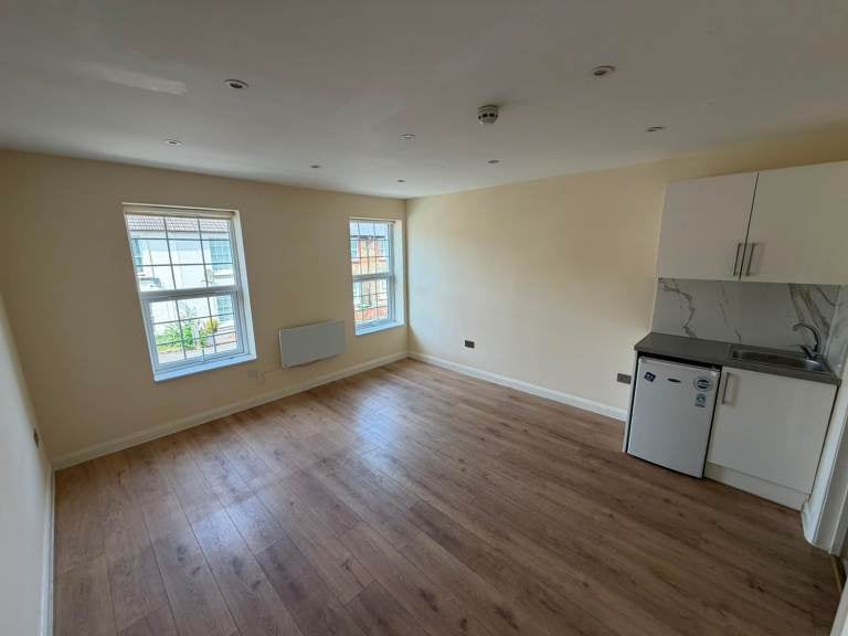 Flat Myrtle Road in Greater London