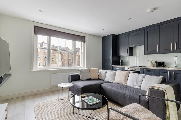 Flat Spring Street in City of Westminster