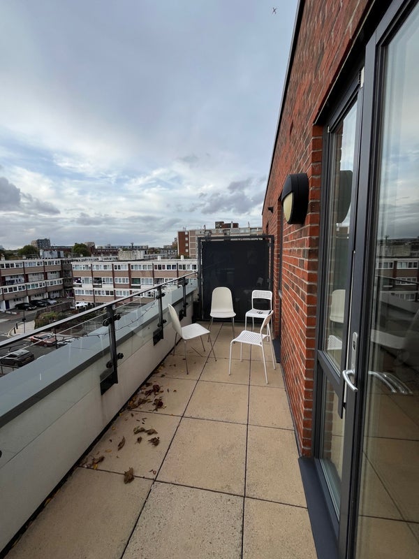 Flat Copenhagen Place in Greater London