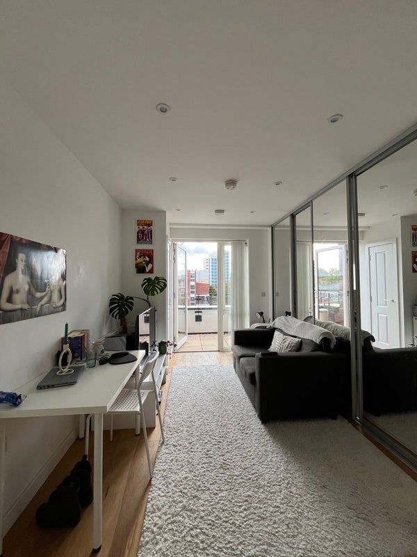 Flat Copenhagen Place in Greater London