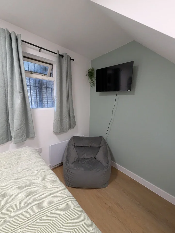 Flat Askew Road in Greater London