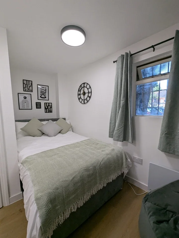 Flat Askew Road in Greater London