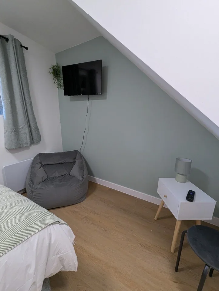 Flat Askew Road in Greater London