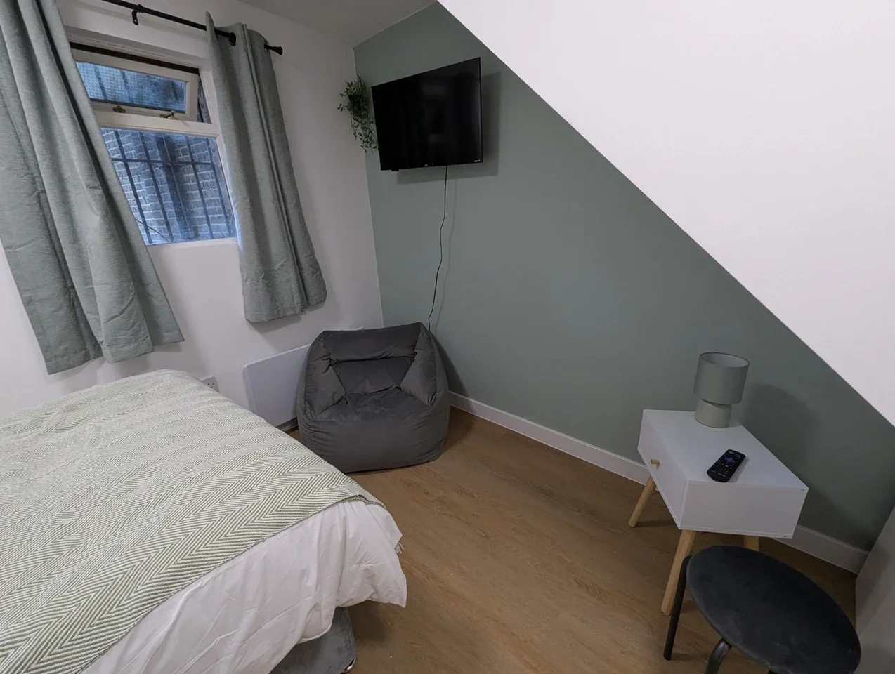 Flat Askew Road in Greater London