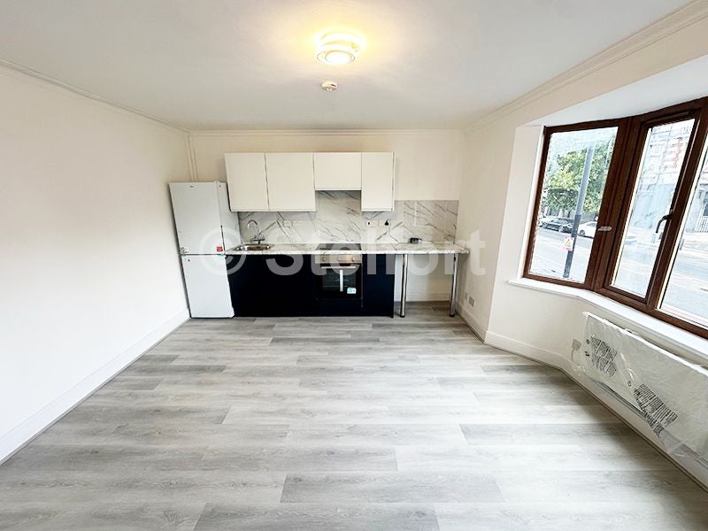 Flat Barking Road in Greater London