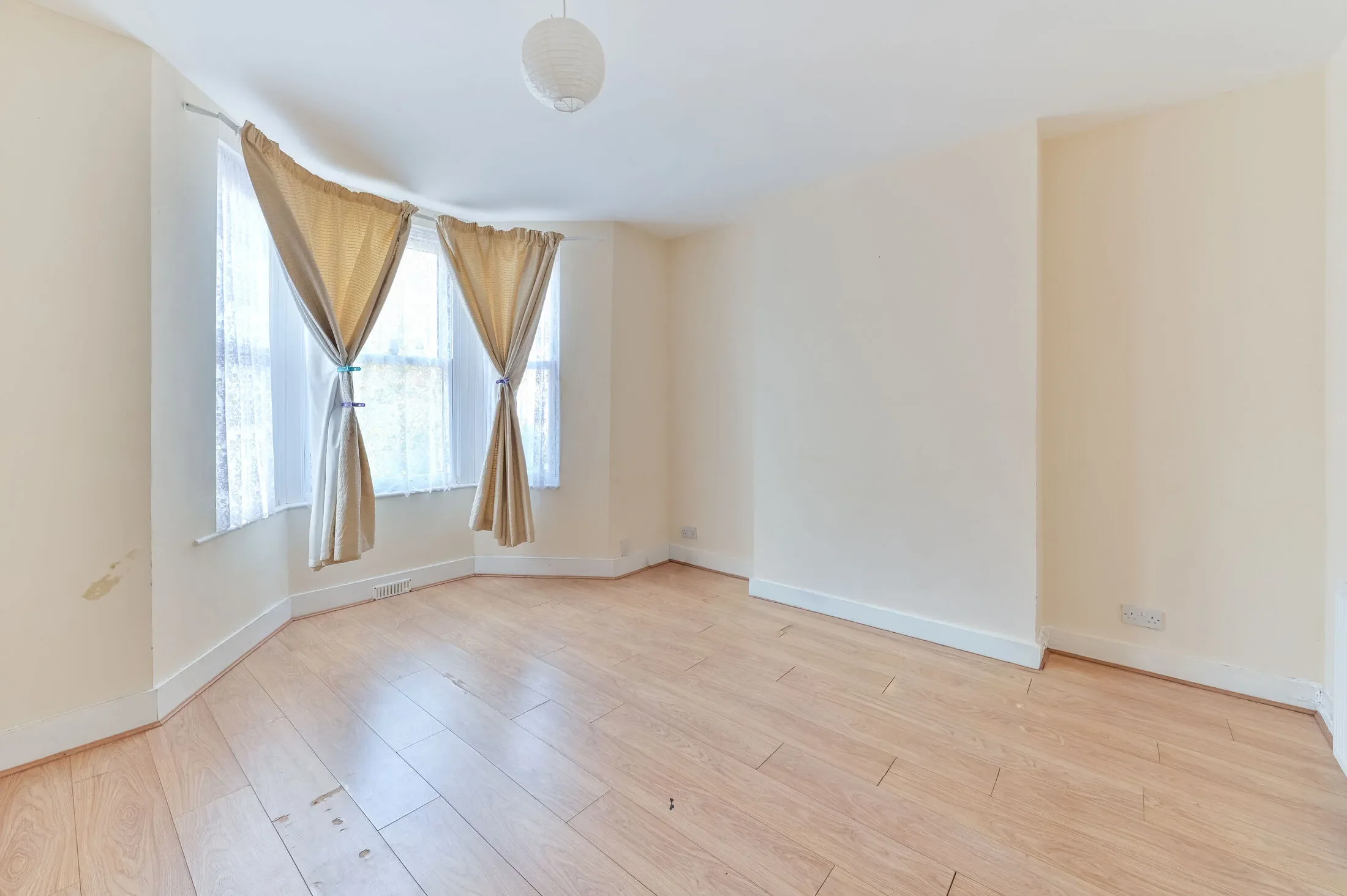 Flat Faversham Road in Greater London