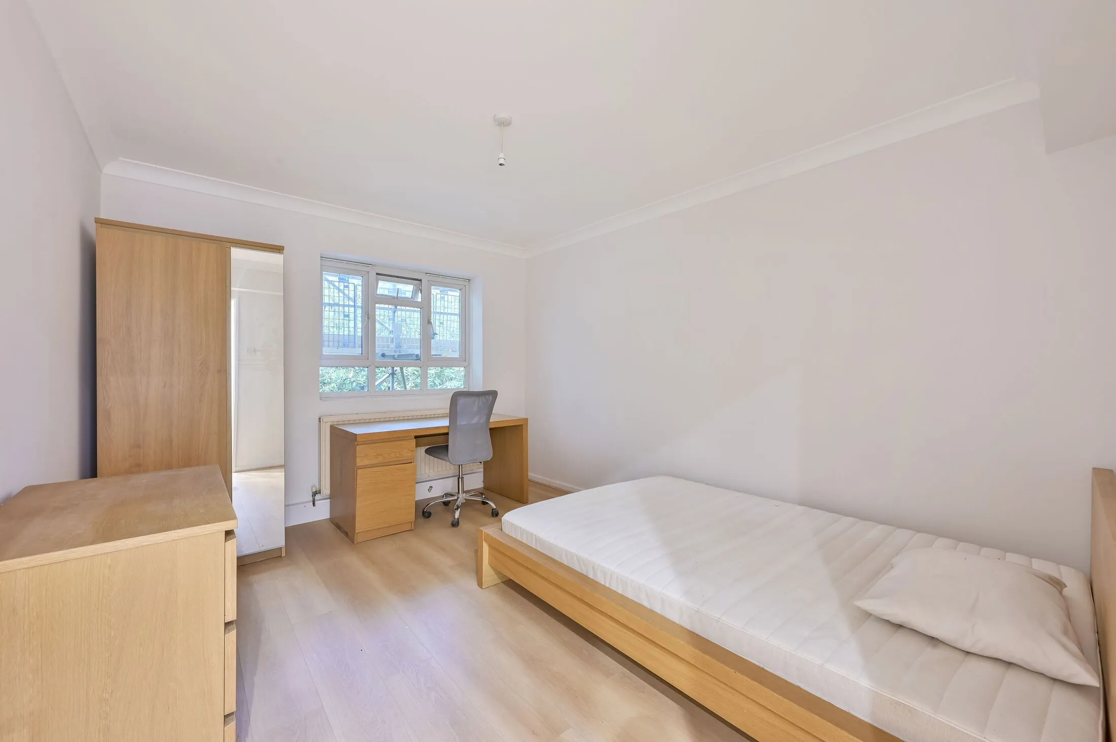 Flat Esher Gardens in Greater London
