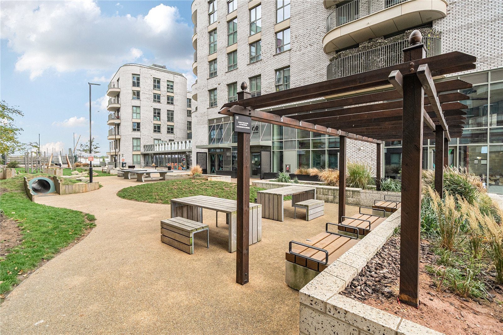 Flat Green Street in Greater London