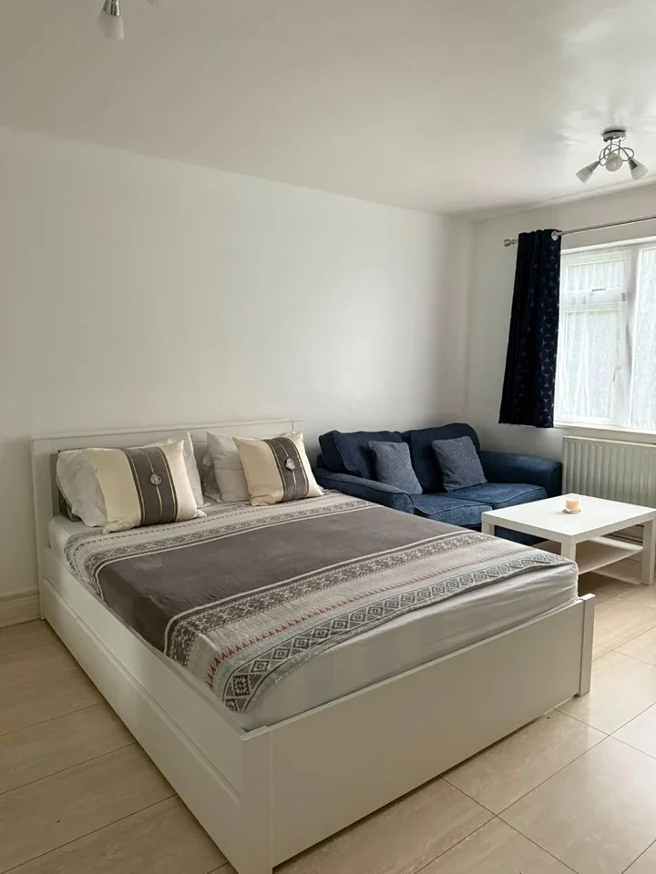 Room Eagle Avenue in Greater London