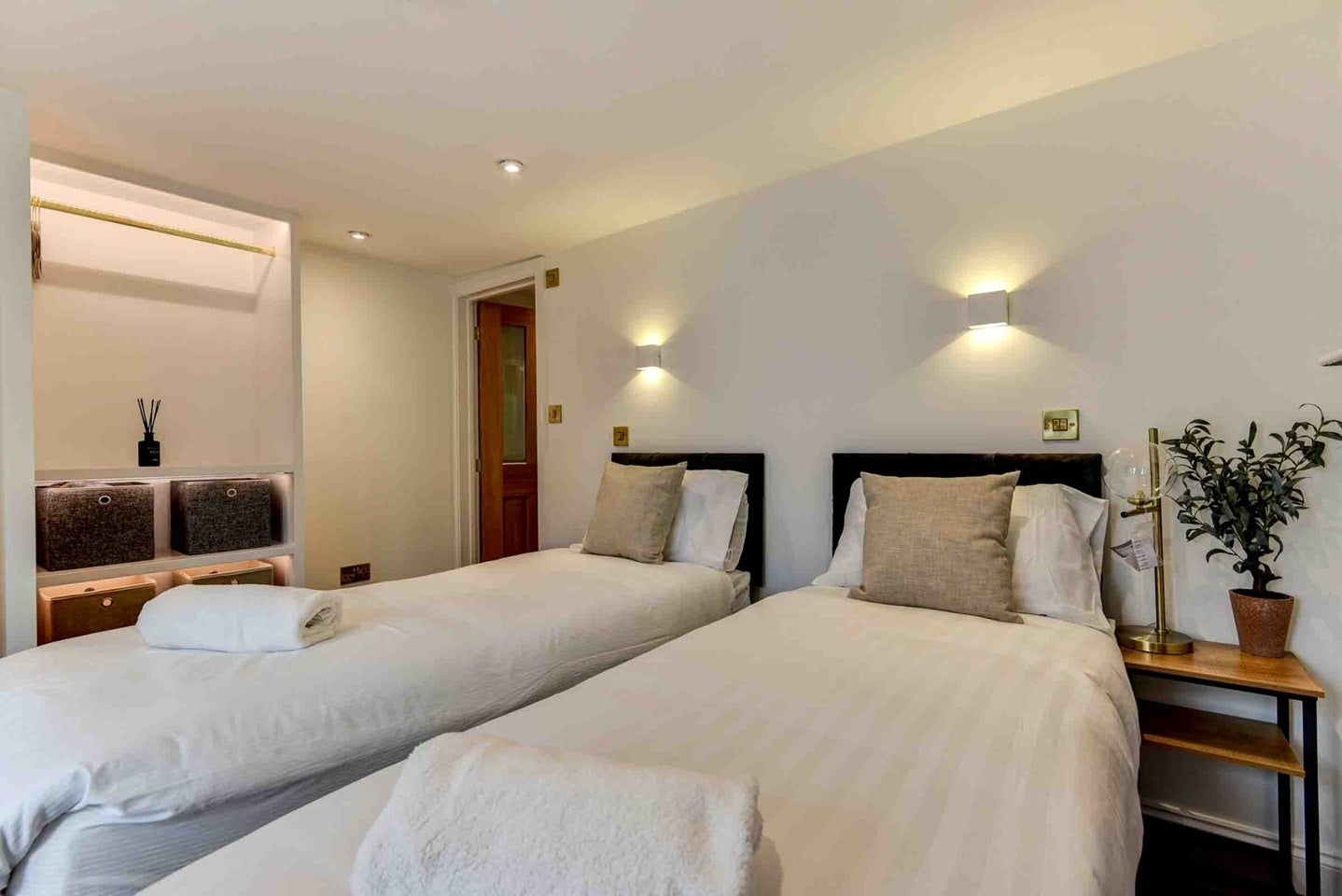 Flat Marine Square in Brighton