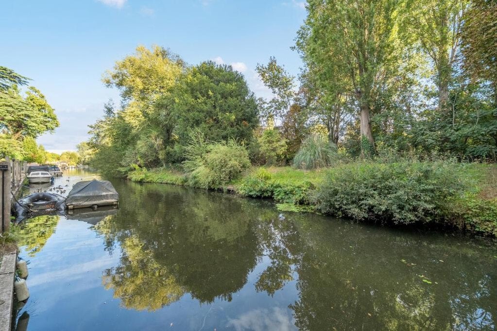 House Desborough Close in Shepperton