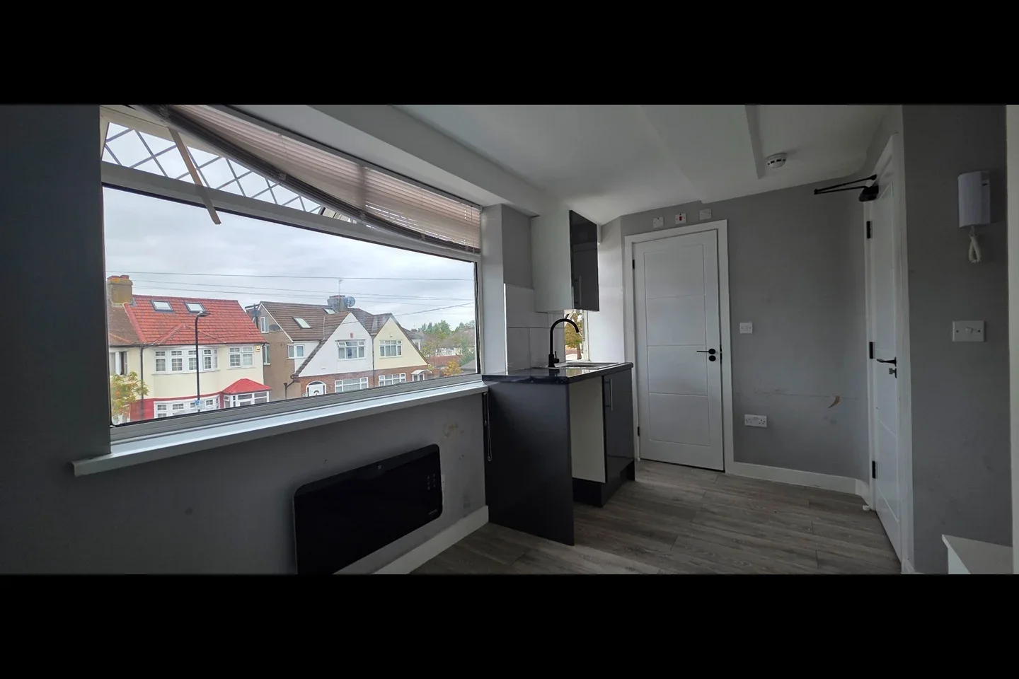 Flat Middleton Avenue in Greater London