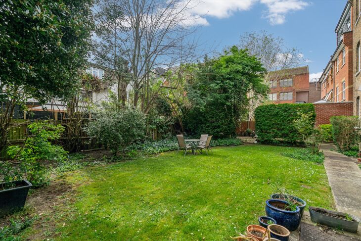 Flat Alwyne Road in Greater London