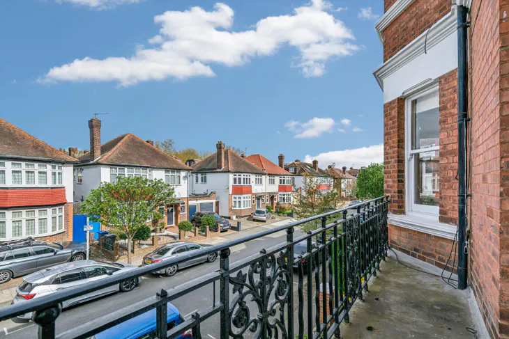 Flat Alwyne Road in Greater London