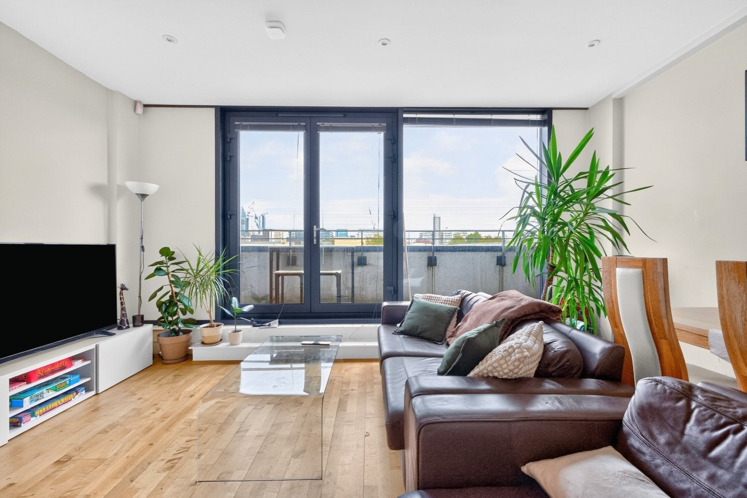 Flat Royal Oak Yard in Greater London