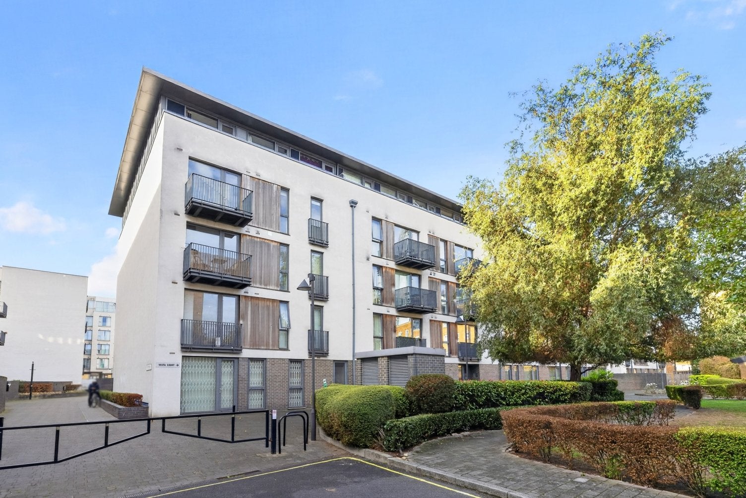 Flat Royal Oak Yard in Greater London