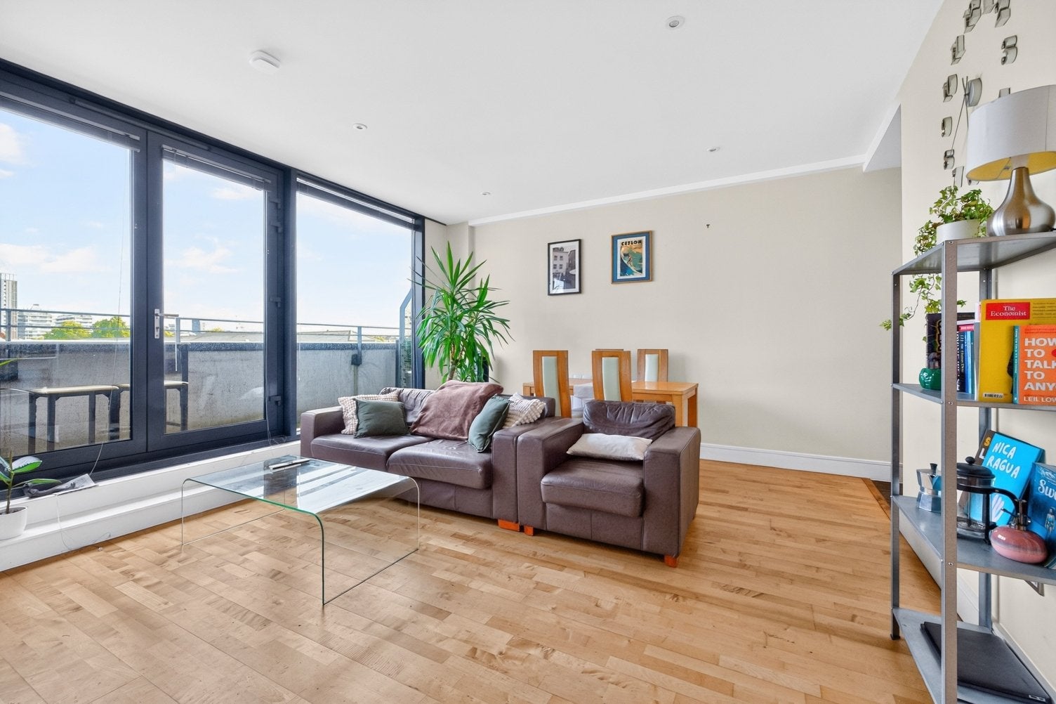 Flat Royal Oak Yard in Greater London