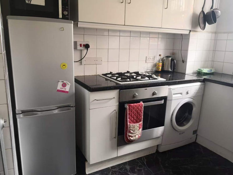 Room Stepney Way in Greater London