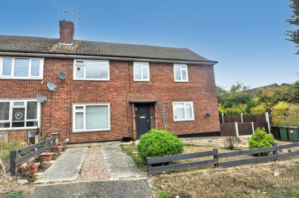 Flat Langham Crescent in Great Burstead and South Green