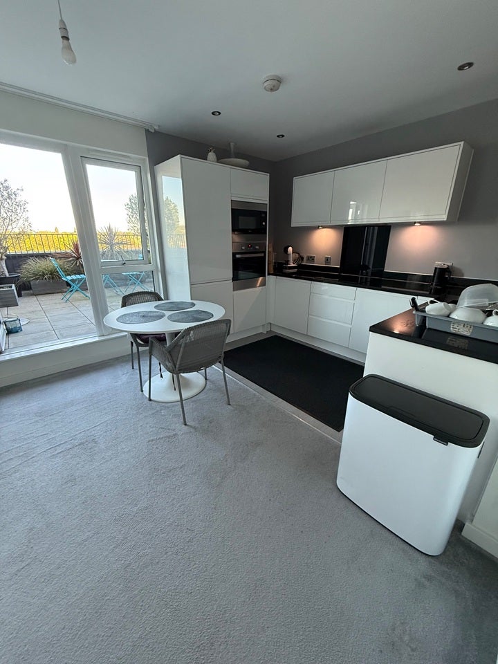 Room Woodley Crescent in Greater London