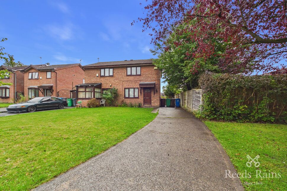 Flat Tarrington Close in Manchester