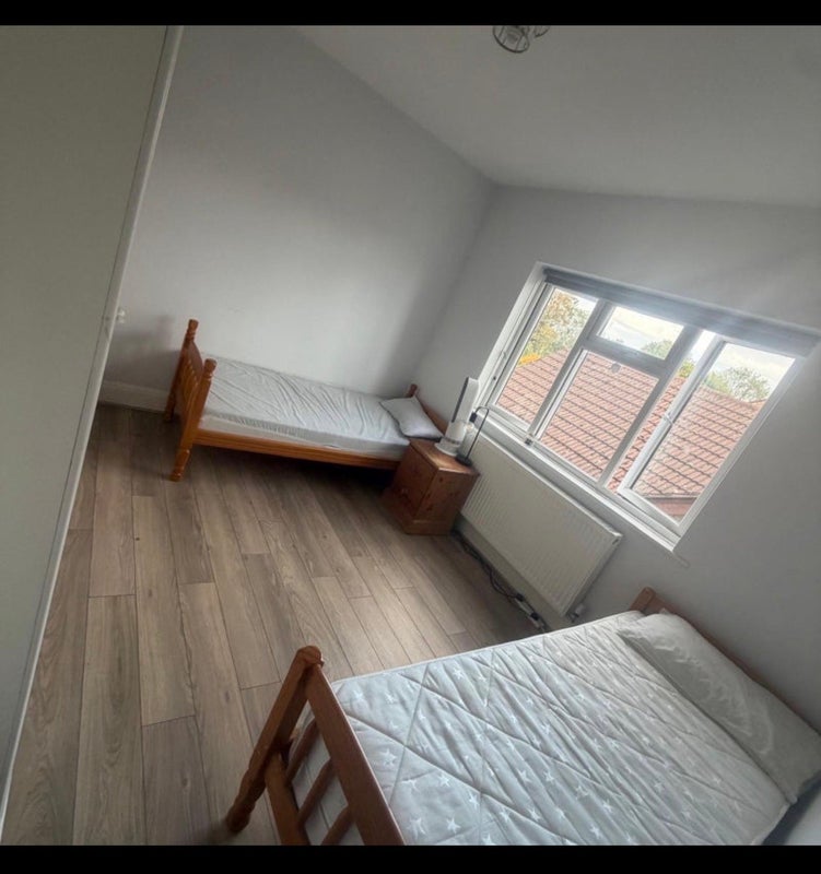 Room Hampton Road in Greater London