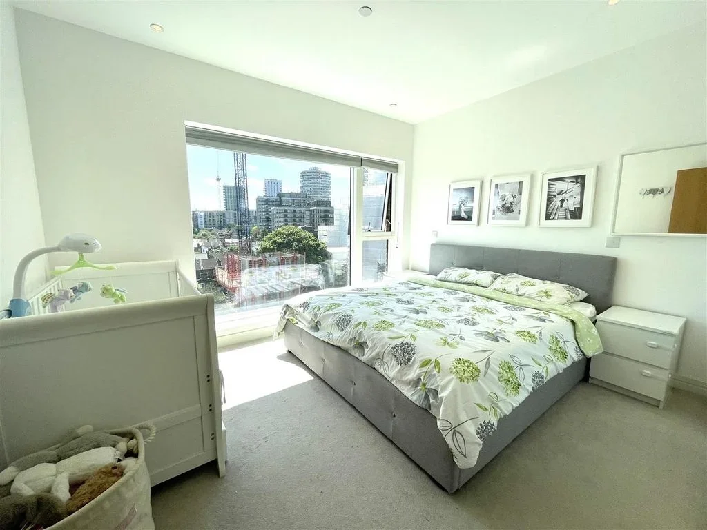 Flat Cherry Orchard Road in Greater London
