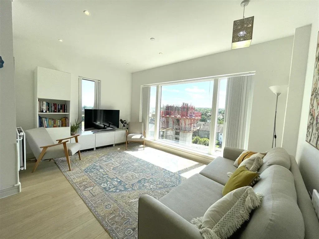 Flat Cherry Orchard Road in Greater London