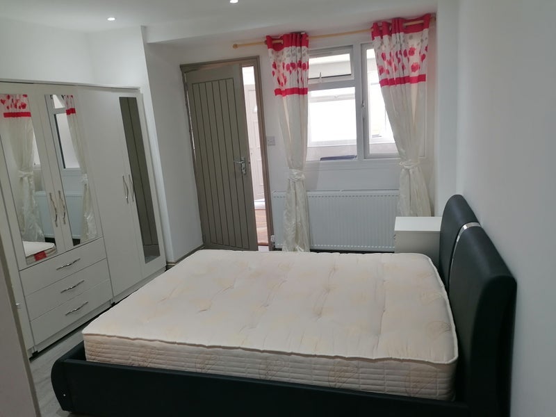 Room Bradley Road in Slough